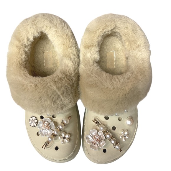 CROCS Women's Fuzzy Faux Fur Winter Lined Clogs Removable Charms Slippers Size 9 - Picture 3 of 11